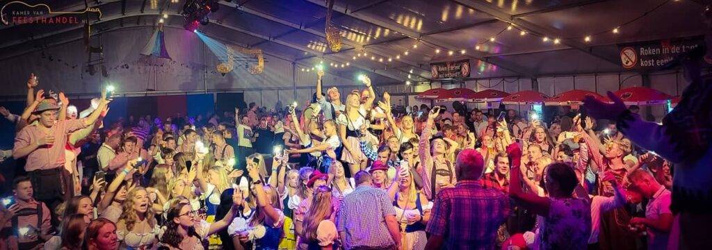 Oktoberfest dorpsfeest - Kamer van Feesthandel Oktoberfest themafeest organiseren met livemuziek - zanger - dj & interactief entertainment - tentfeest - dorpsfeest - Feest organiseren - boek hier jullie themafeest - ideaal voor bedrijfsfeesten, personeelsfeesten, bedrijfsuitjes, personeelsuitjes, dorpsfeesten, openbare feesten, verenigingen en privé feesten