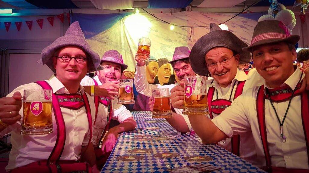 oktoberfest - Kamer van Feesthandel Oktoberfest feestavond Themafeest organiseren? Compleet Oktoberfest feestpakket inclusief zanger, gitarist, dj, decoratie Avondvullend feestprogramma - bierfeest - tirolerfeest - Feest organiseren - boek hier jullie themafeest - ideaal voor bedrijfsfeesten, personeelsfeesten, bedrijfsuitjes, personeelsuitjes, dorpsfeesten, openbare feesten, verenigingen en privé feesten
