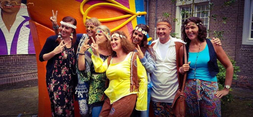 Flower Power Party feestavond Themafeest organiseren? Compleet hippie feestpakket inclusief zanger, gitarist, dj, decoratie Avondvullend feestprogramma - Kamer van Feesthandel Flower Power Party feestavond Themafeest organiseren? Compleet hippie feestpakket inclusief zanger, gitarist, dj, decoratie Avondvullend feestprogramma - Feest organiseren - boek hier jullie themafeest - ideaal voor bedrijfsfeesten, personeelsfeesten, bedrijfsuitjes, personeelsuitjes, dorpsfeesten, openbare feesten, verenigingen en privé feesten
