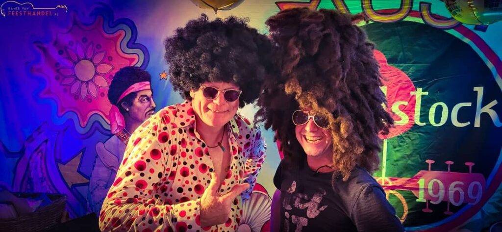 Flower Power themafeest met kleurrijke decoratie en feestelijke sfeer