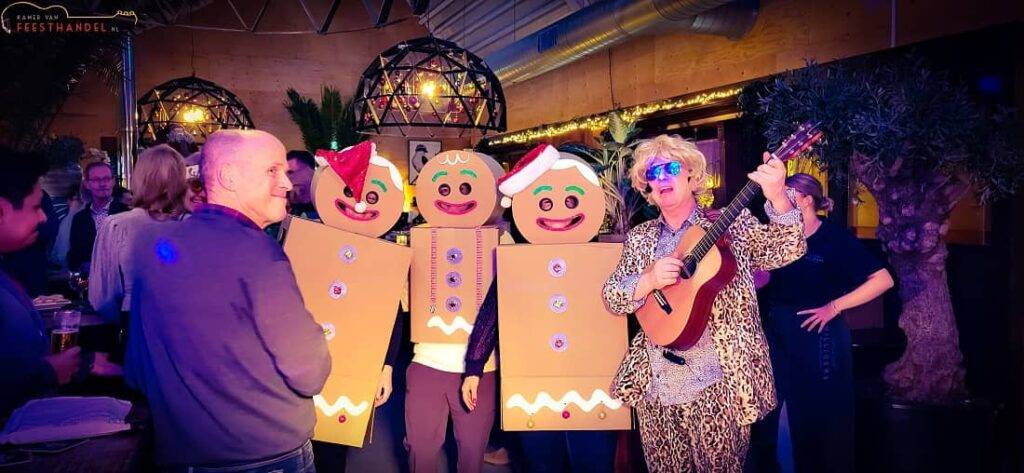 Foute kerstparty  feestavond Themafeest organiseren?  Compleet Fout kerstfeestpakket inclusief zanger, gitarist, dj, decoratie  Avondvullend feestprogramma - Feest organiseren - boek hier jullie themafeest - ideaal voor bedrijfsfeesten, personeelsfeesten, bedrijfsuitjes, personeelsuitjes, dorpsfeesten, openbare feesten, verenigingen en privé feesten