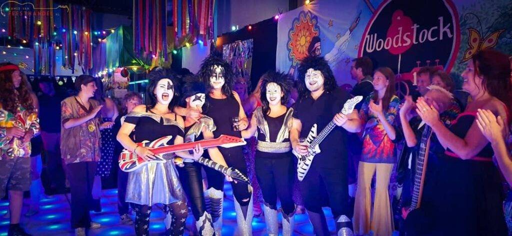 Timemachine 1100x508 compressed (1) - Kamer van Feesthandel Timemachine Themafeest organiseren? Back To The 60's, 70's 80's 90's & 00's Compleet feestpakket inclusief zanger, gitarist, dj, decoratie - Feest organiseren - boek hier jullie themafeest - ideaal voor bedrijfsfeesten, personeelsfeesten, bedrijfsuitjes, personeelsuitjes, dorpsfeesten, openbare feesten, verenigingen en privé feestenv