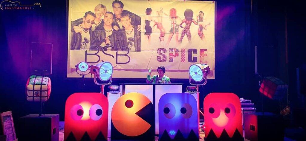 Timemachine 1100x508 compressed (4) - Kamer van Feesthandel Timemachine Themafeest organiseren? Back To The 60's, 70's 80's 90's & 00's Compleet feestpakket inclusief zanger, gitarist, dj, decoratie - Feest organiseren - boek hier jullie themafeest - ideaal voor bedrijfsfeesten, personeelsfeesten, bedrijfsuitjes, personeelsuitjes, dorpsfeesten, openbare feesten, verenigingen en privé feesten