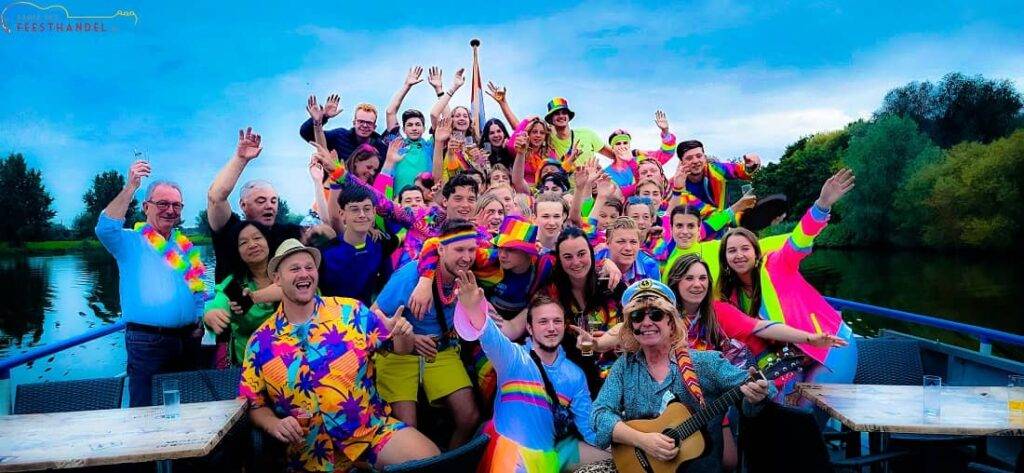Tropical Times 1100x508 compressed (4) - Kamer van Feesthandel tropisch Themafeest organiseren? Compleet tropisch strandfeest feestpakket inclusief zanger, gitarist, dj, decoratie - Feest organiseren - boek hier jullie themafeest - ideaal voor bedrijfsfeesten, personeelsfeesten, bedrijfsuitjes, personeelsuitjes, dorpsfeesten, openbare feesten, verenigingen en privé feesten