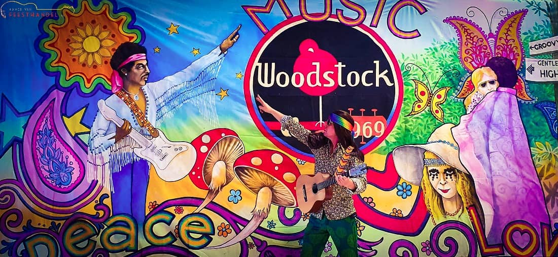 Woodstock feestavond Themafeest organiseren?  Compleet Hippie Flower Power feestpakket inclusief zanger, gitarist, dj, decoratie  Avondvullend feestprogramma 