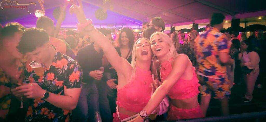 Nineties Night - jaren 90 themafeest - Back To The 90's. Compleet feestpakket inclusief zanger, dj, decoratie geluid & licht. Geen zorgen maar feest! - Feest organiseren - boek hier jullie themafeest - ideaal voor bedrijfsfeesten, personeelsfeesten, bedrijfsuitjes, personeelsuitjes, dorpsfeesten, openbare feesten, verenigingen en privé feesten