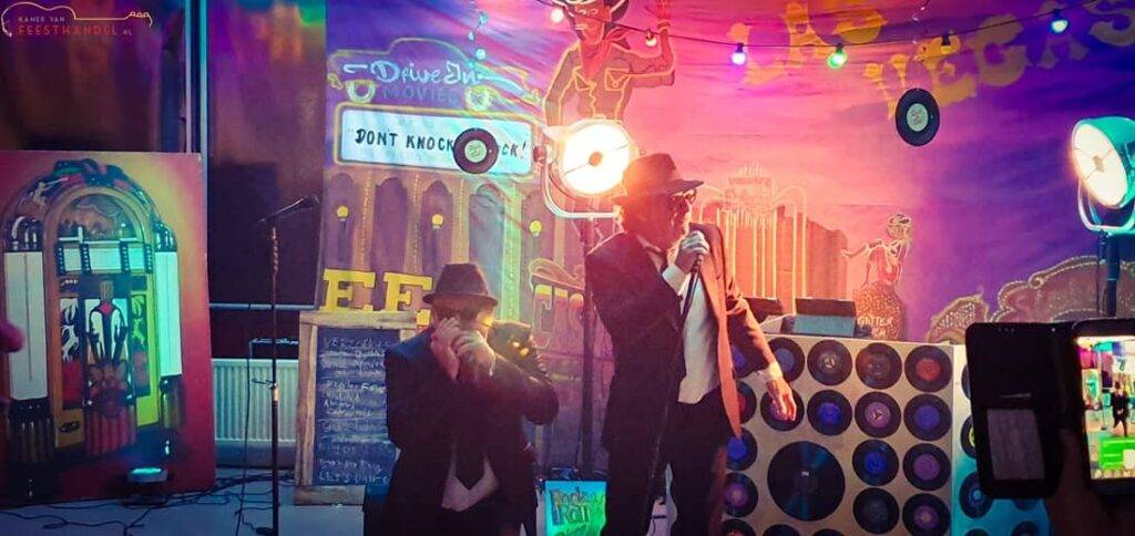 Top 2000 feest organiseren. Creeer jullie eigen Top 2000 Feest café. Compleet feestpakket inclusief zanger, dj, decoratie geluid & licht. Geen zorgen maar feest! - Feest organiseren - boek hier jullie themafeest - ideaal voor bedrijfsfeesten, personeelsfeesten, bedrijfsuitjes, personeelsuitjes, dorpsfeesten, openbare feesten, verenigingen en privé feesten