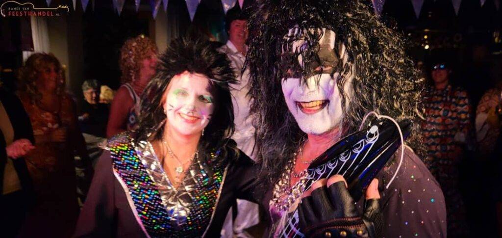 Top 2000 feest organiseren. Creeer jullie eigen Top 2000 Feest café. Compleet feestpakket inclusief zanger, dj, decoratie geluid & licht. Geen zorgen maar feest! - Feest organiseren - boek hier jullie themafeest - ideaal voor bedrijfsfeesten, personeelsfeesten, bedrijfsuitjes, personeelsuitjes, dorpsfeesten, openbare feesten, verenigingen en privé feesten