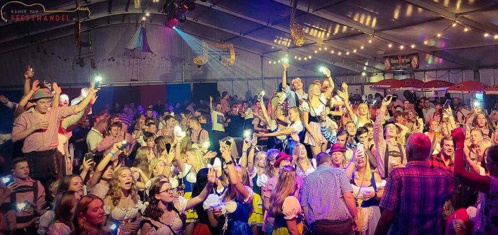 Dorpsfeesten - organiseer jullie dorpsfeest met livemuziek , dj, decor, licht en geluid - zorgeloos jullie dorpsfeest organiseren - kies uit onze themafeesten