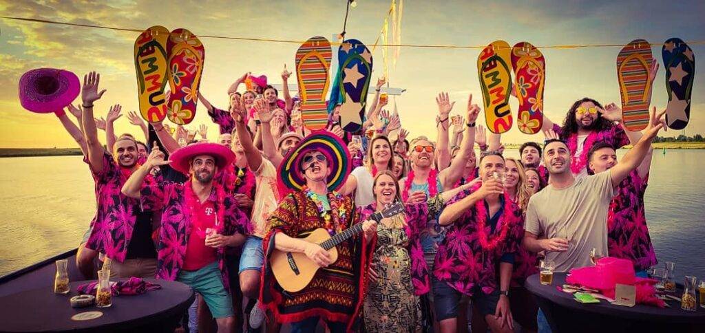 Tropical1100x520 compressed - Kamer van Feesthandel tropisch Themafeest organiseren? Compleet tropisch strandfeest feestpakket inclusief zanger, gitarist, dj, decoratie - Feest organiseren - boek hier jullie themafeest - ideaal voor bedrijfsfeesten, personeelsfeesten, bedrijfsuitjes, personeelsuitjes, dorpsfeesten, openbare feesten, verenigingen en privé feesten