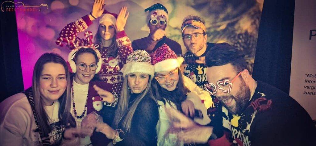Foute kerstparty  feestavond Themafeest organiseren?  Compleet Fout kerstfeestpakket inclusief zanger, gitarist, dj, decoratie  Avondvullend feestprogramma - Feest organiseren - boek hier jullie themafeest - ideaal voor bedrijfsfeesten, personeelsfeesten, bedrijfsuitjes, personeelsuitjes, dorpsfeesten, openbare feesten, verenigingen en privé feesten