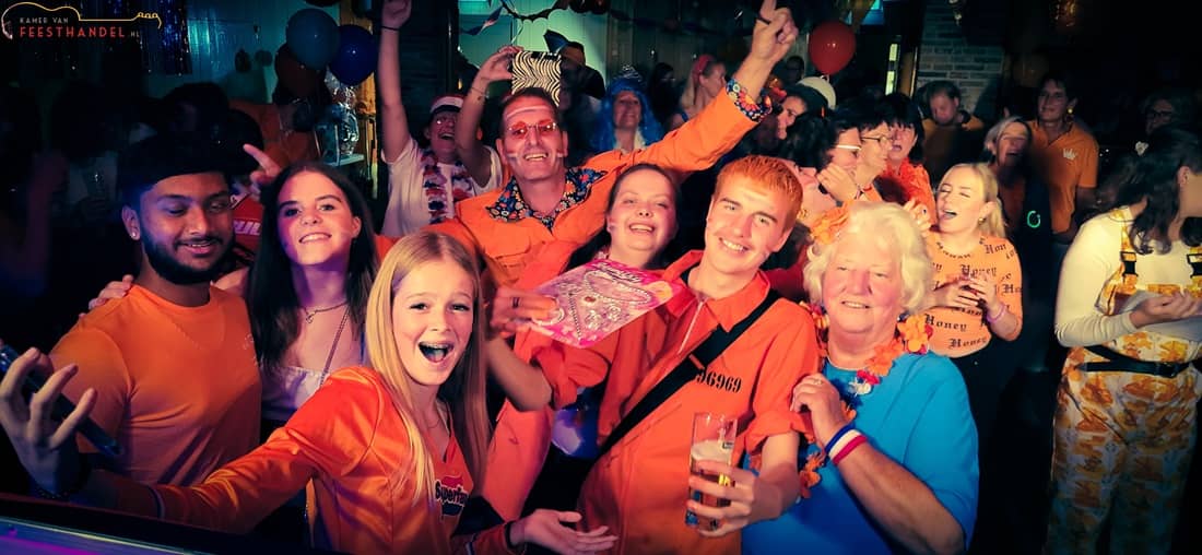 Hollandse feestavond organiseren? Ouderwets gezellig meebrullen met de beste amsterdamse hits tijdens dit Amsterdamse feest! Gezelligheid kent geen tijd! Feestpakket met livemuziek, deejay, decoratie & interactief entertainment. Boek hier jullie amsterdamse feestavond - geschikt voor bedrijfsfeesten, personeelsfeesten, uitjes, verenigingen, dorpsfeesten, openbare feesten en privé feesten