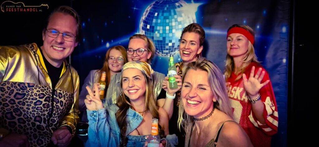 Heroes from the 90s 00s 21100x508 - Kamer van Feesthandel Jaren 90 en 00s feestavond organiseren? Boek hier jullie themafeest! terug naar de nineties en zeroes met zanger, gitarist, dj, decoratie en de lekkerste hits! Super leuk voor dorpsfeesten, bedrijfsfeesten, evenementen, verenigingen, jubilea en verjaardagsfeesten