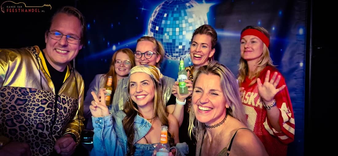 Jaren 90 en 00s feestavond organiseren? Boek hier jullie themafeest! terug naar de nineties en zeroes met zanger, gitarist, dj, decoratie en de lekkerste hits! Super leuk voor dorpsfeesten, bedrijfsfeesten, evenementen, verenigingen, jubilea en verjaardagsfeesten