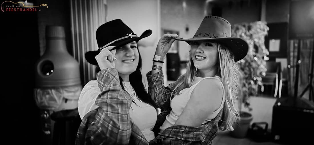 Country2 2025 - 1100x508 - Kamer van Feesthandel Country Western feestavond - Wilde westen feest organiseren.Compleet feestpakket inclusief zanger, dj, decoratie geluid & licht. Geen zorgen maar feest! - Feest organiseren - boek hier jullie themafeest - ideaal voor bedrijfsfeesten, personeelsfeesten, bedrijfsuitjes, personeelsuitjes, dorpsfeesten, openbare feesten, verenigingen en privé feesten