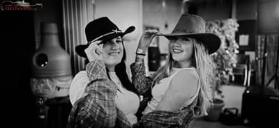 Country Western feestavond - Wilde westen feest organiseren.Compleet feestpakket inclusief zanger, dj, decoratie geluid & licht. Geen zorgen maar feest! - Feest organiseren - boek hier jullie themafeest - ideaal voor bedrijfsfeesten, personeelsfeesten, bedrijfsuitjes, personeelsuitjes, dorpsfeesten, openbare feesten, verenigingen en privé feesten