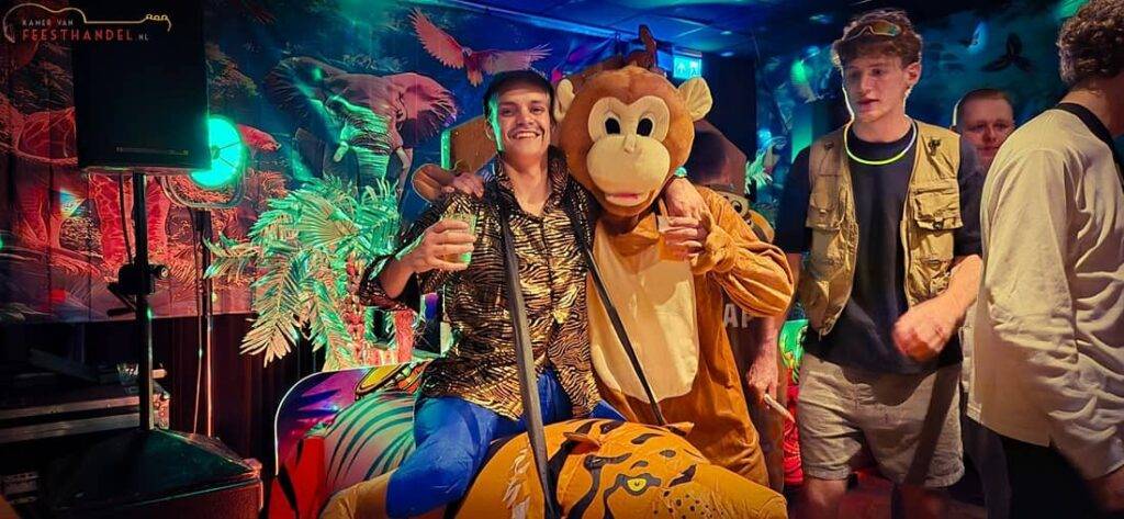 Jungle 1100x508 compressor 2 - Kamer van Feesthandel Jungle Party organiseren? BOek hier een compleet verzorgd feestpakket met livemuziek, dj, jungle decoratie, licht- en geluidsinstallatie! Jungle the night away!