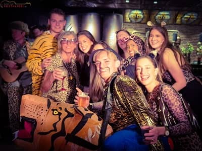 Jungle 300x400 compressor - Kamer van Feesthandel Jungle Party organiseren? BOek hier een compleet verzorgd feestpakket met livemuziek, dj, jungle decoratie, licht- en geluidsinstallatie! Jungle the night away!