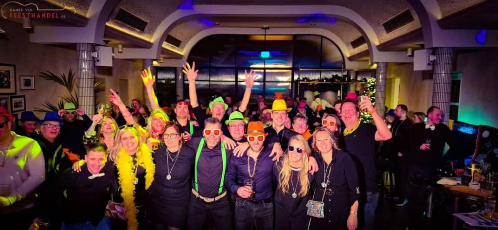 Neon Party 1100 - Kamer van Feesthandel Neon Party Time - Let's glow, swing, zing en feest! Glow in the dark en dans in the dark. Ultieme Neon party zonder zorgen! Feestpakket met zanger, deejay, decoratie, licht- en geluid. Uniek themafeest voor een sprankelend en spetterend bedrijfsfeest, dorpsfeest, vereniging of gewoon feest