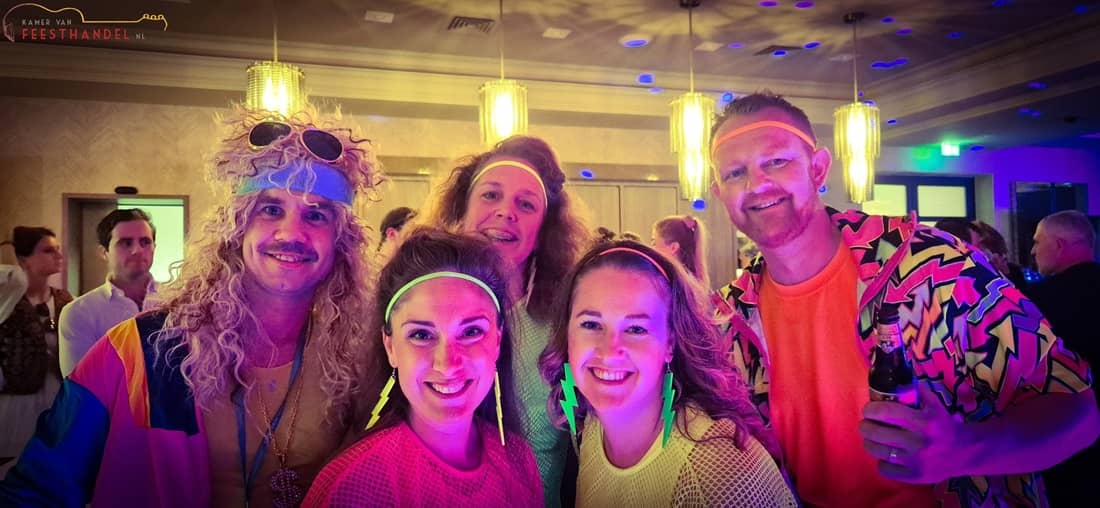 Neon Party Time - Let's glow, swing, zing en feest! Glow in the dark en dans in the dark. Ultieme Neon party zonder zorgen! Feestpakket met zanger, deejay, decoratie, licht- en geluid. Uniek themafeest voor een sprankelend en spetterend bedrijfsfeest, dorpsfeest, vereniging of gewoon feest