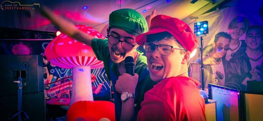 Groep vrienden speelt feest bingo tijdens een vrolijke avond met muziek, entertainment en gezellige ambiance