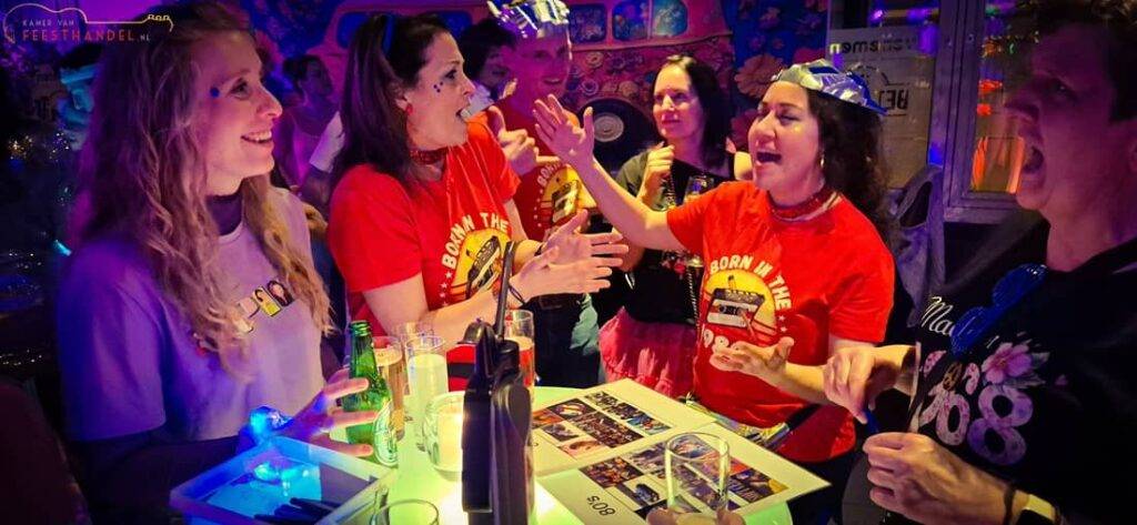 Enthousiaste deelnemers spelen een feest bingo terwijl bekende hits door de zaal klinken en iedereen meezing