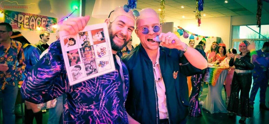 Publiek geniet van een interactieve foute hits bingo met meezingers, dansende gasten, kleurrijke lampen en een gezellige feeststemming