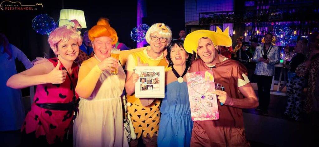 “Een uitbundige foute hits bingo vol glitter, foute muziek, zingende gasten en hilarische bingomomente