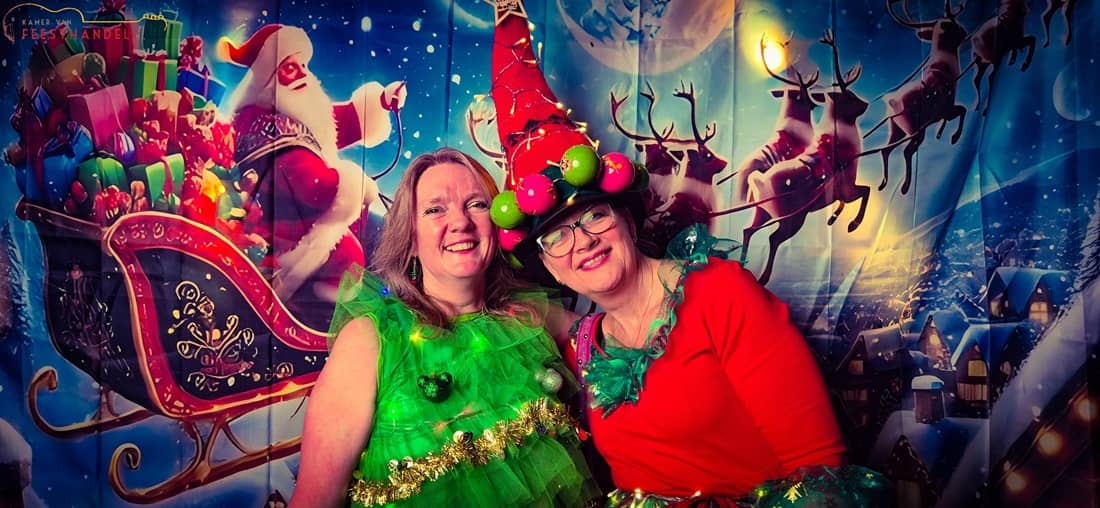 Bezoekers genieten van een feestelijke muziekbingo met foute kersthits, kersttruien en uitbundige gezelligheid