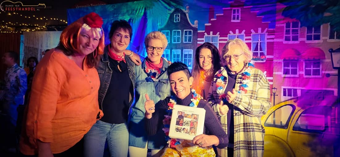 Hollands spel- en feestprogramma! Hilarisch feest met spelelement organiseren? Ouderwets gezellig meebrullen met de beste amsterdamse hits tijdens dit Amsterdamse feest! Gezelligheid kent geen tijd! Feestpakket met livemuziek, deejay, decoratie & interactief entertainment. Boek hier jullie amsterdamse feestavond - geschikt voor bedrijfsfeesten, personeelsfeesten, uitjes, verenigingen, dorpsfeesten, openbare feesten en privé feesten